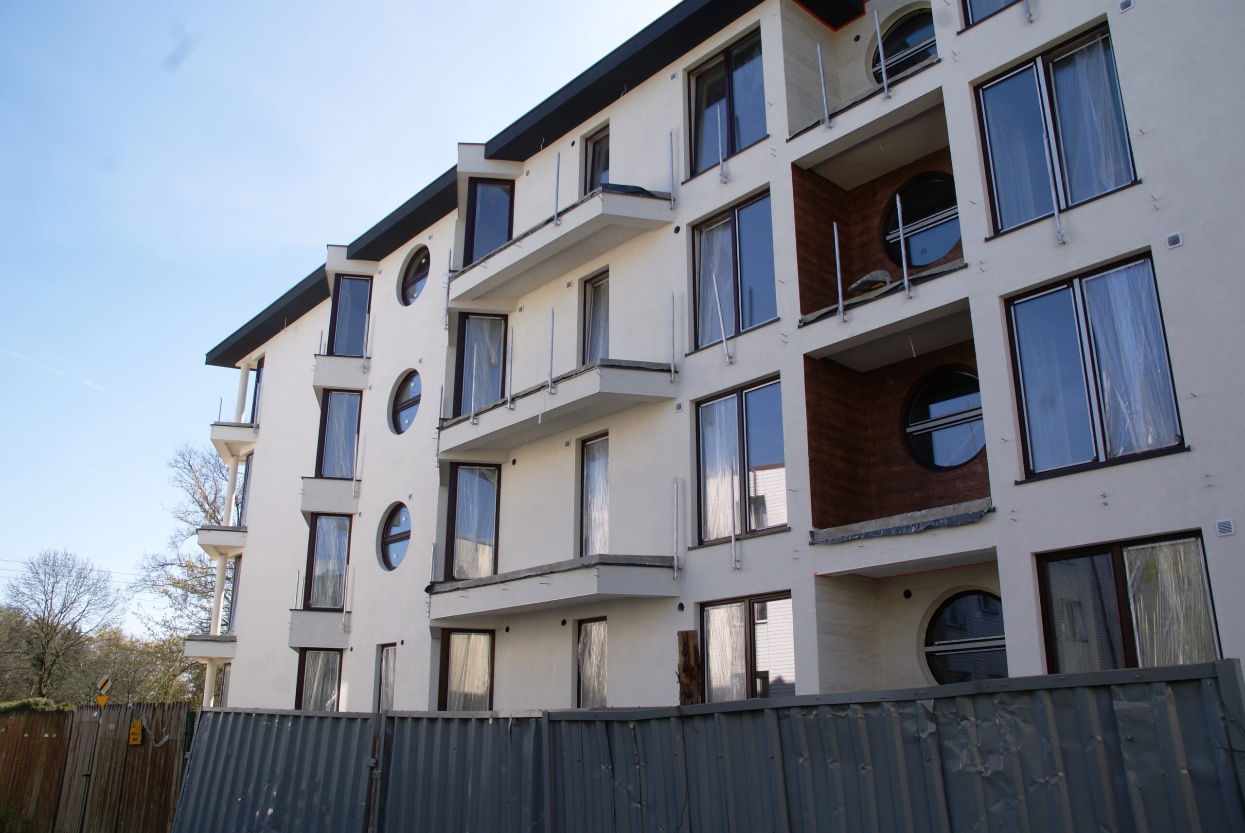 Blok z apartamentami – widok 2