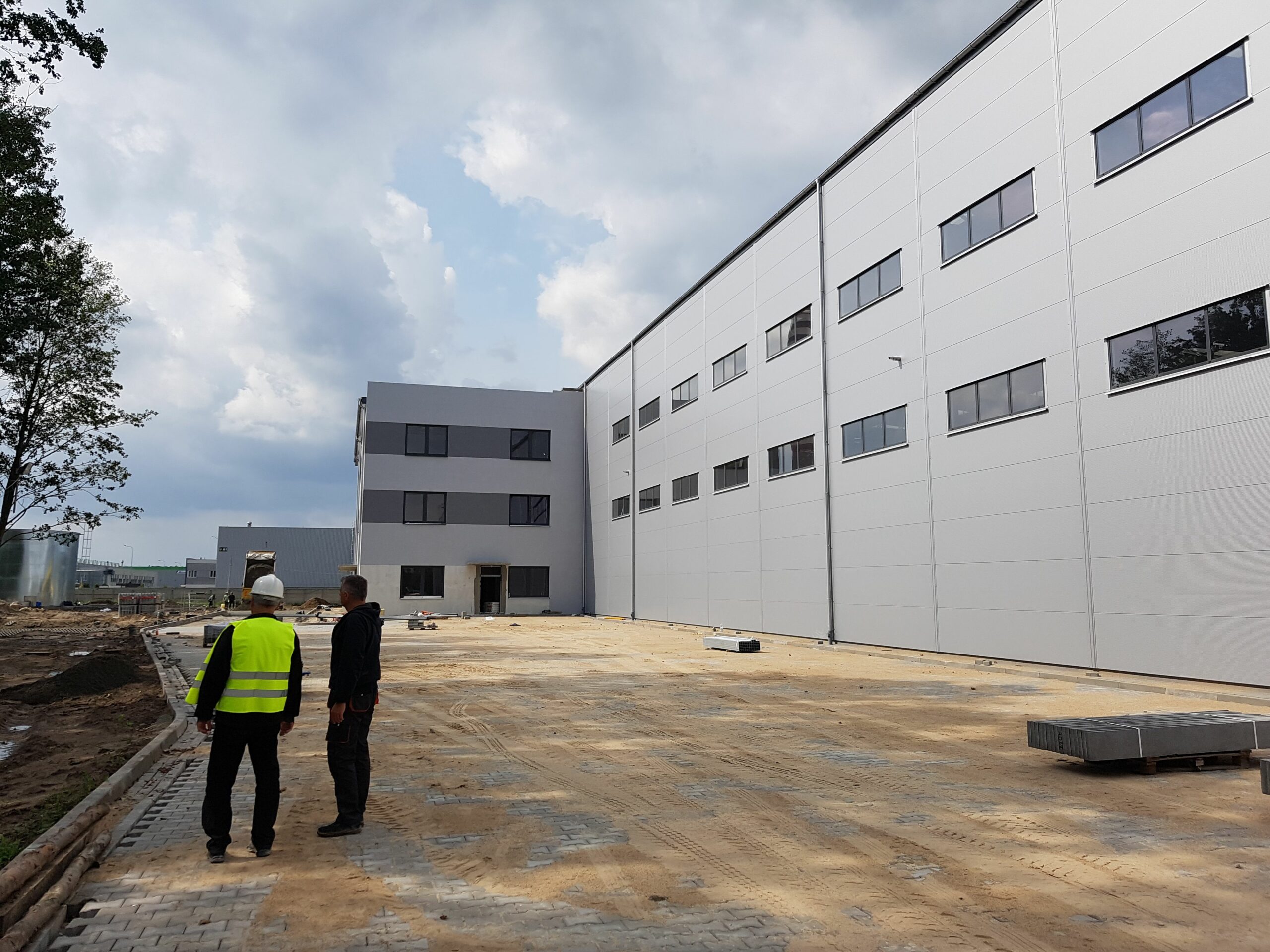 Hala biurowo-magazynowa – widok 2